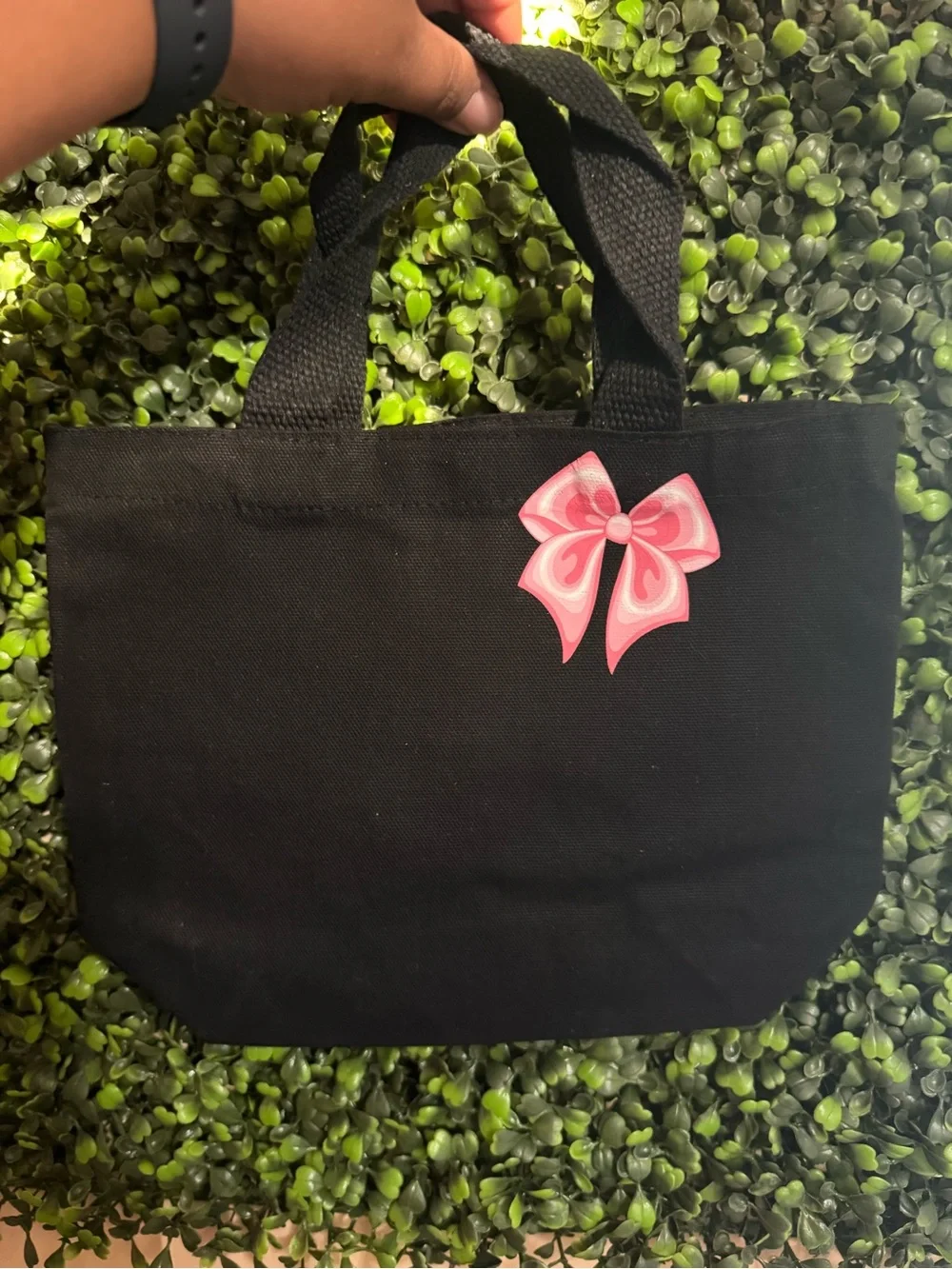 N/A black canvas